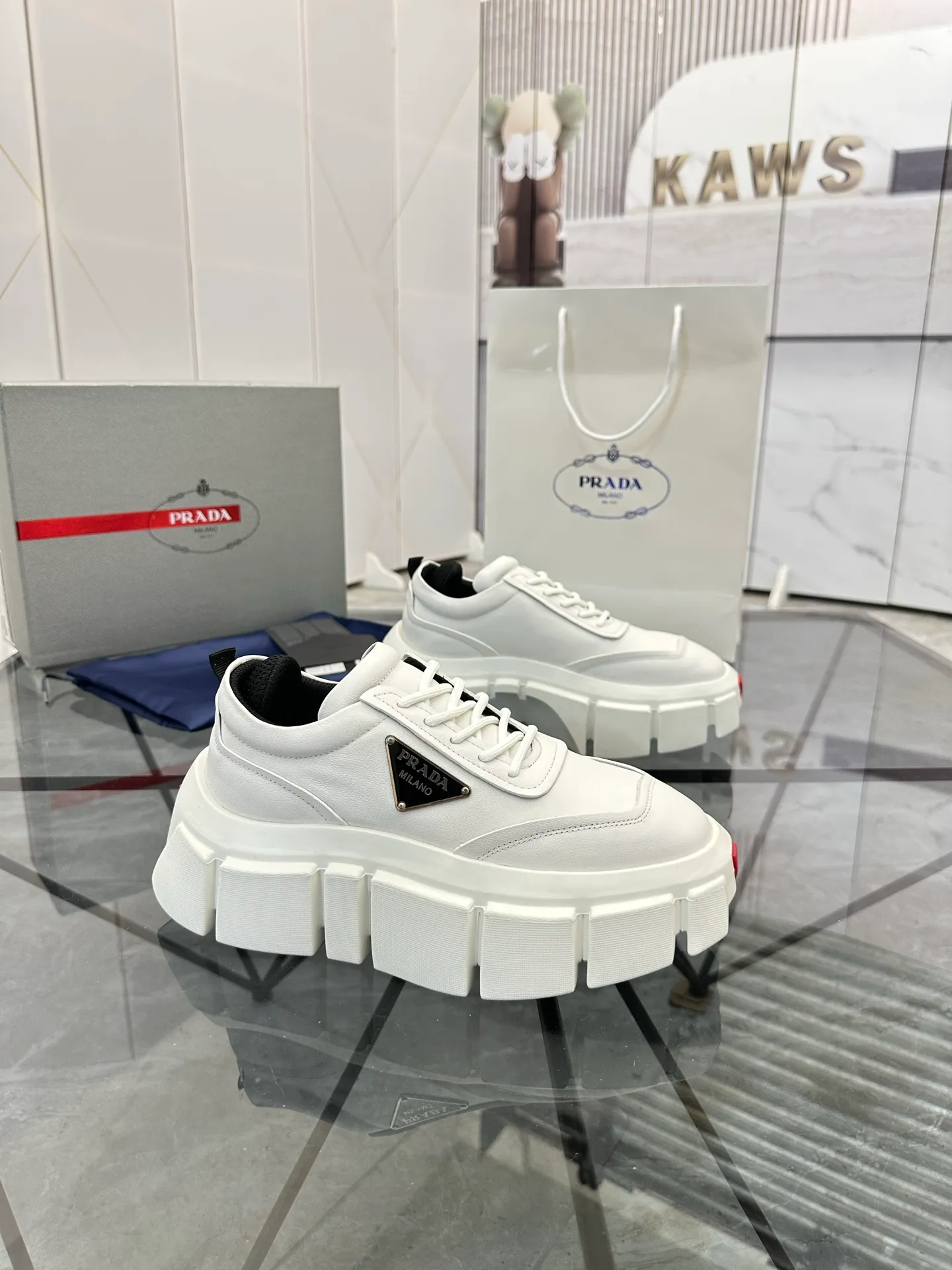 Selling men's shoes 💰: 💰P560¥ High-end top quality Product trademark: Prada * "Prada*" low-top casual shoes Regular size: 35-45 (can be customized to 46) Couple style Product material: imported first-layer cowhide leather upper, breathable lining, original outsole. No.: H201